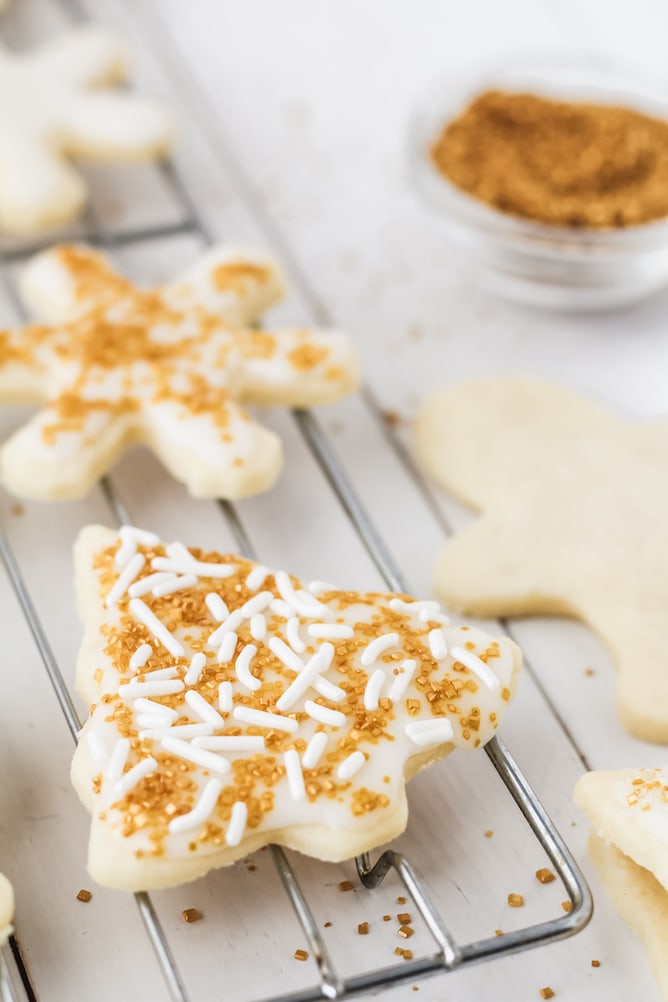 Shortbread Cookies with Lemon Icing | cookinginmygenes.com