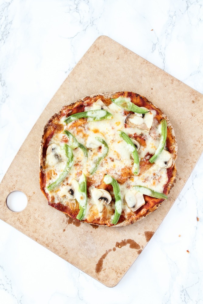 Green Pepper & Mushroom Pita Pizza | cookinginmygenes.com