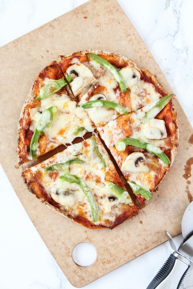 Green Pepper & Mushroom Pita Pizza | cookinginmygenes.com