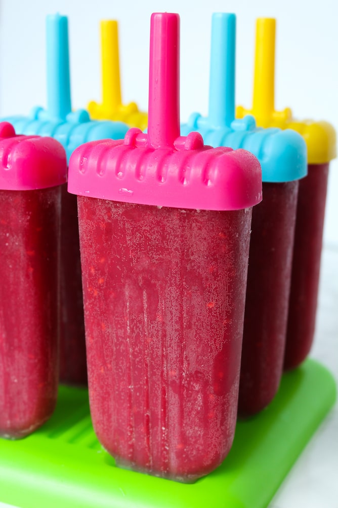 Raspberry Rosé Popsicles | cookinginmygenes.com