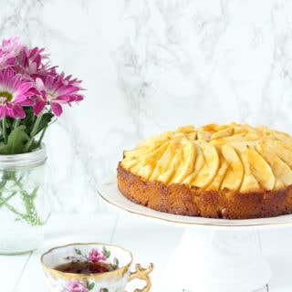 Apple Sponge Cake | cookinginmygenes.com