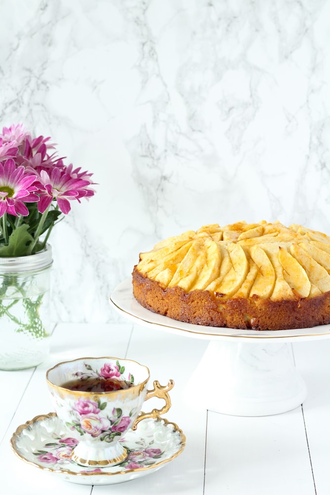 Apple Sponge Cake | cookinginmygenes.com