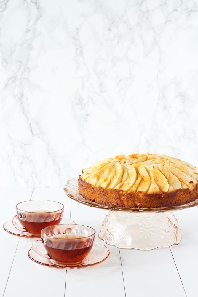 Apple Sponge Cake | cookinginmygenes.com