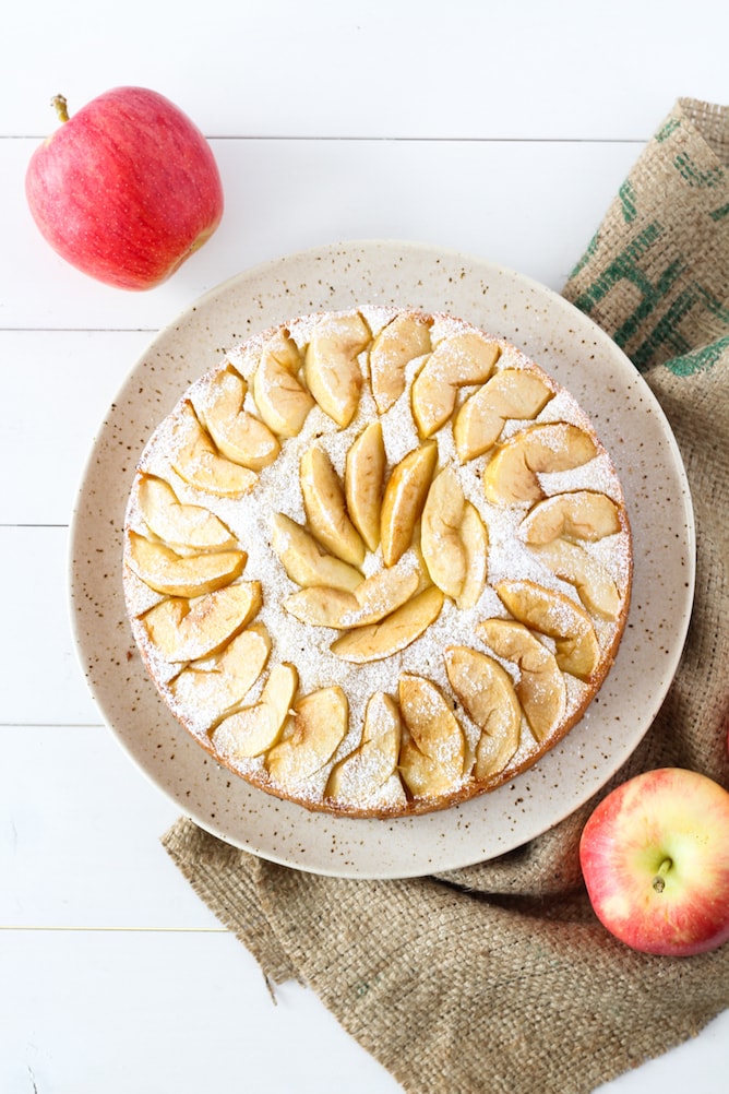 Apple Sponge Cake | cookinginmygenes.com