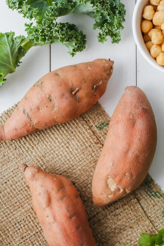 Tex-Mex Sweet Potatoes with Chickpeas and Kale | cookinginmygenes.com