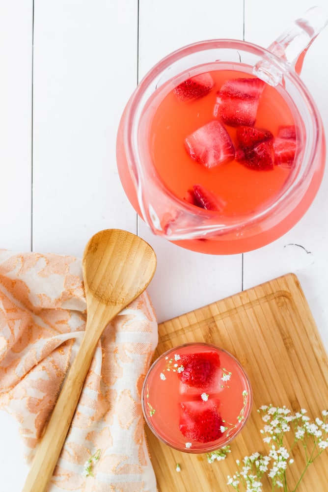 Strawberry Lemonade Rosé Punch | cookinginmygenes.com