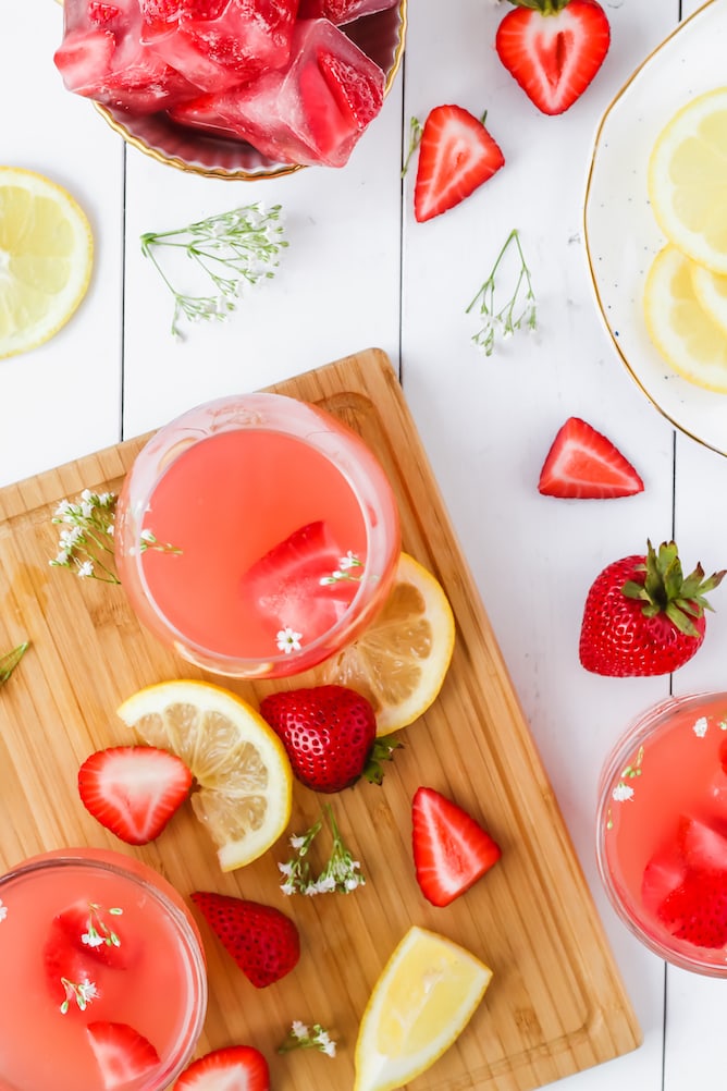 Strawberry Lemonade Rosé Punch | cookinginmygenes.com
