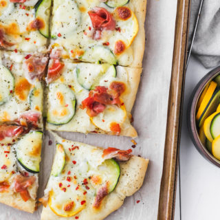 Zucchini and Prosciutto Pizza | cookinginmygenes.com