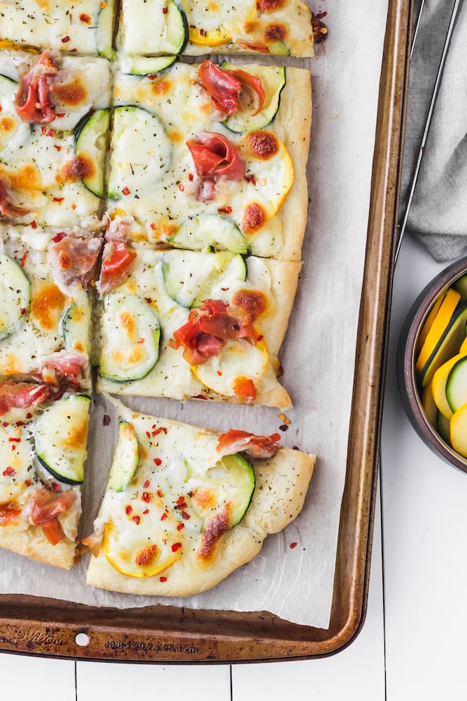 Zucchini and Prosciutto Pizza | cookinginmygenes.com