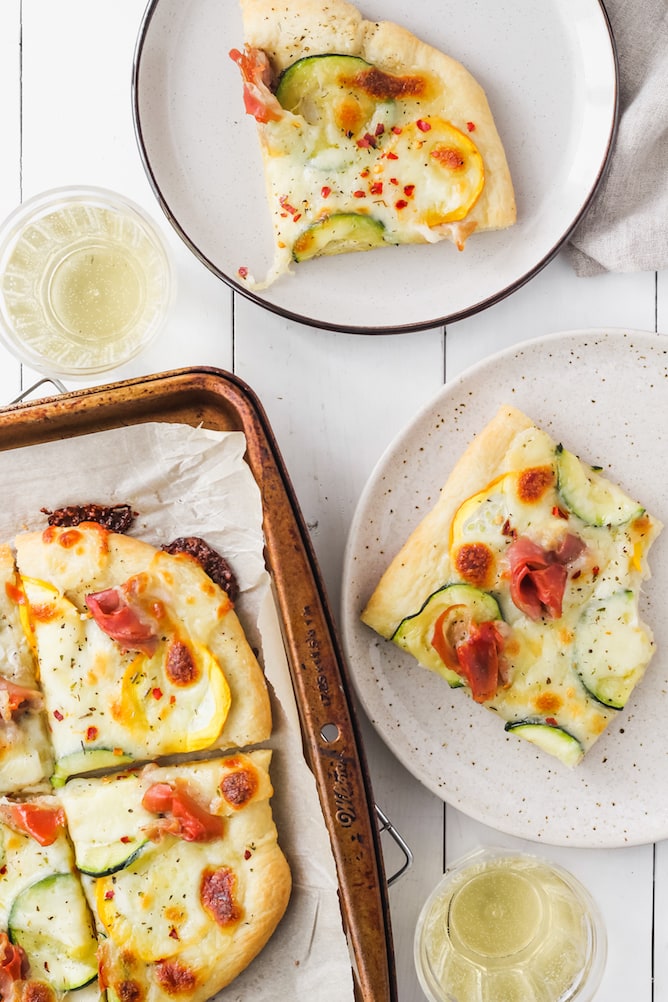 Zucchini and Prosciutto Pizza | cookinginmygenes.com