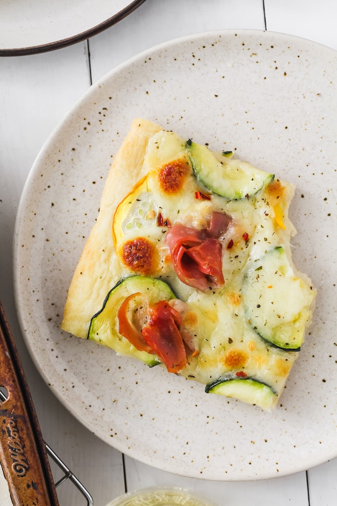 Zucchini and Prosciutto Pizza | cookinginmygenes.com