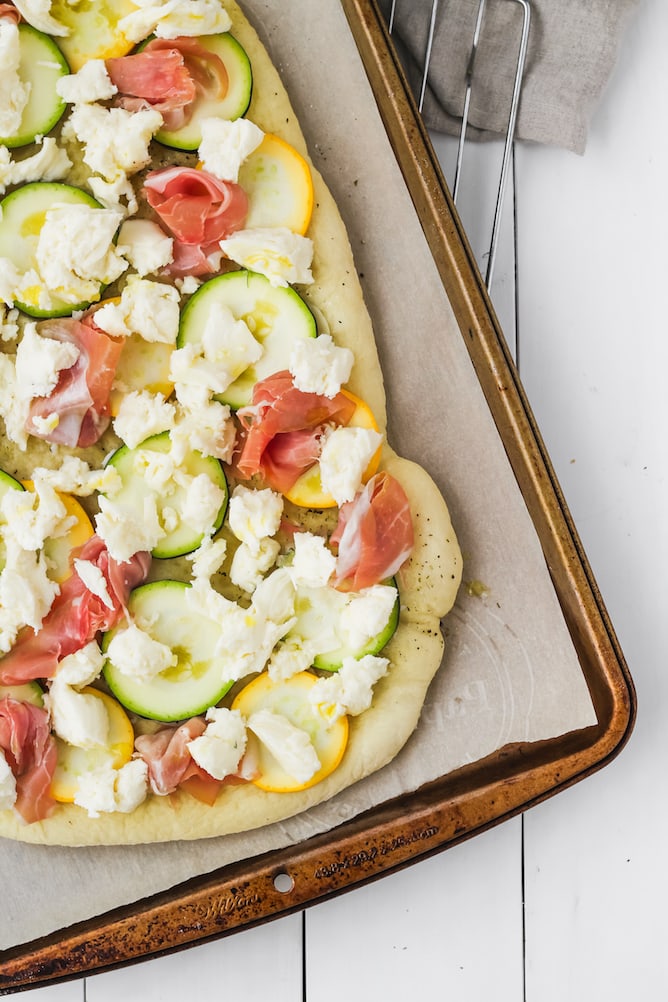 Zucchini and Prosciutto Pizza | cookinginmygenes.com