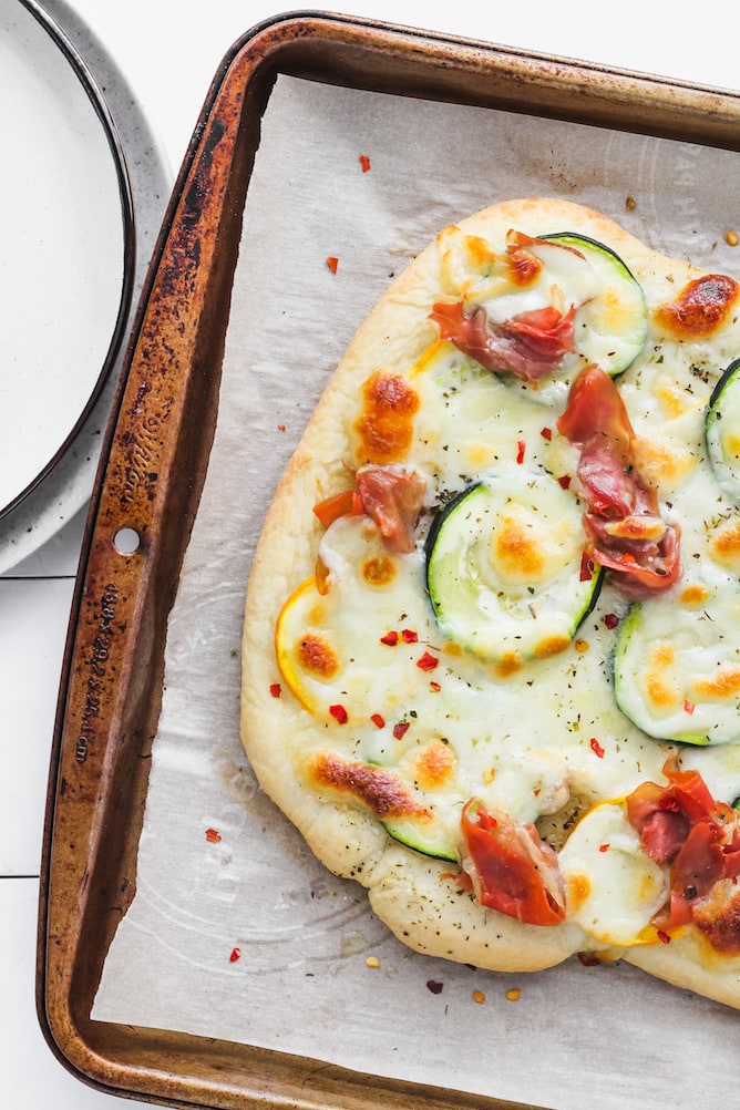 Zucchini and Prosciutto Pizza | cookinginmygenes.com