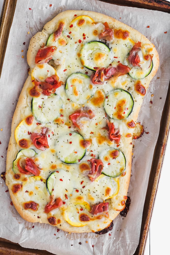 Zucchini and Prosciutto Pizza | cookinginmygenes.com