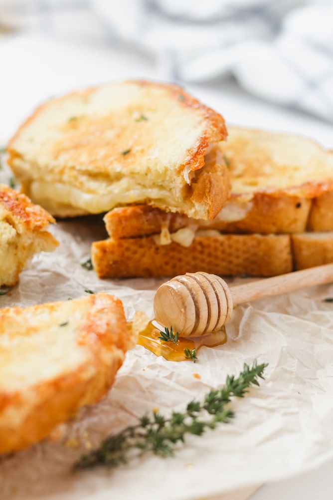 Cheddar and Gruyere Grilled Cheese Sandwich | cookinginmygenes.com