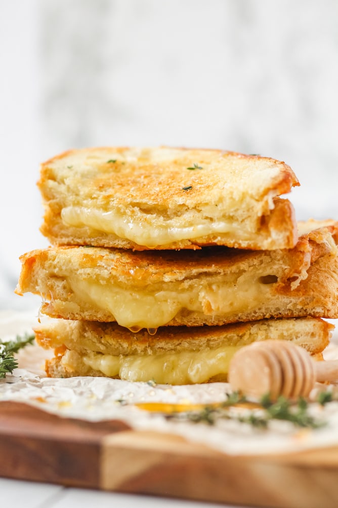 Cheddar and Gruyere Grilled Cheese Sandwich | cookinginmygenes.com