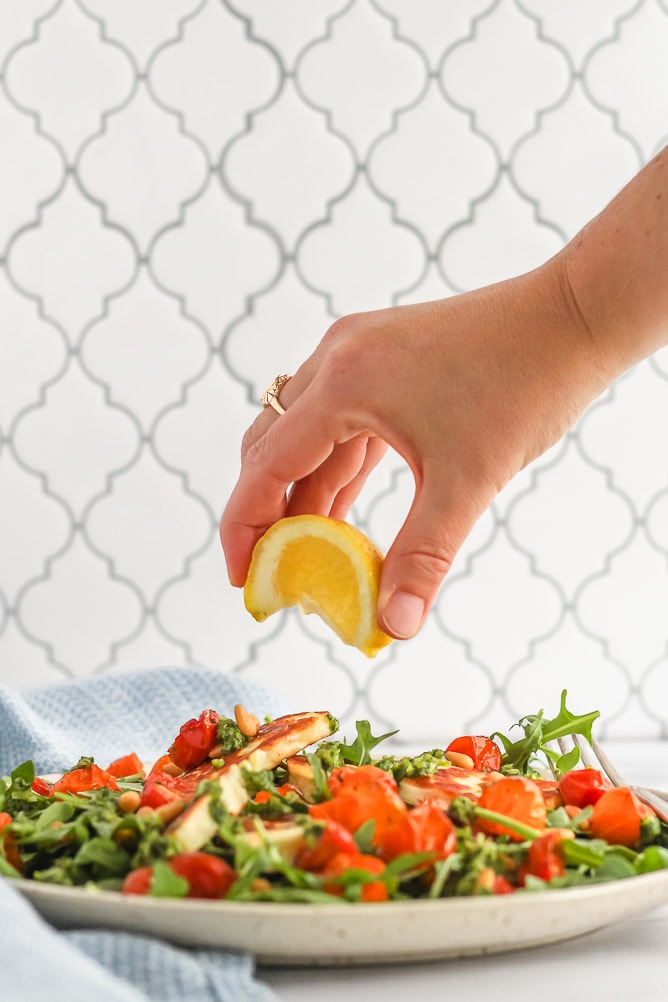 Roasted Tomato, Arugula and Halloumi Salad with Pesto | cookinginmygenes.com