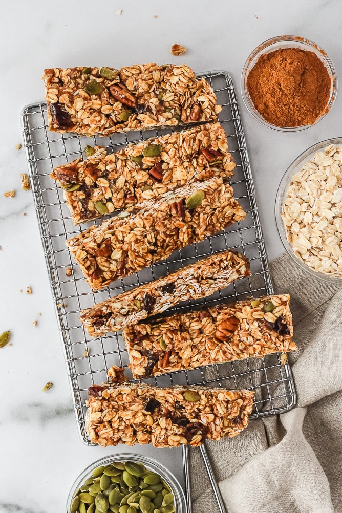 Cinnamon Spiced Granola Bars | cookinginmygenes.com