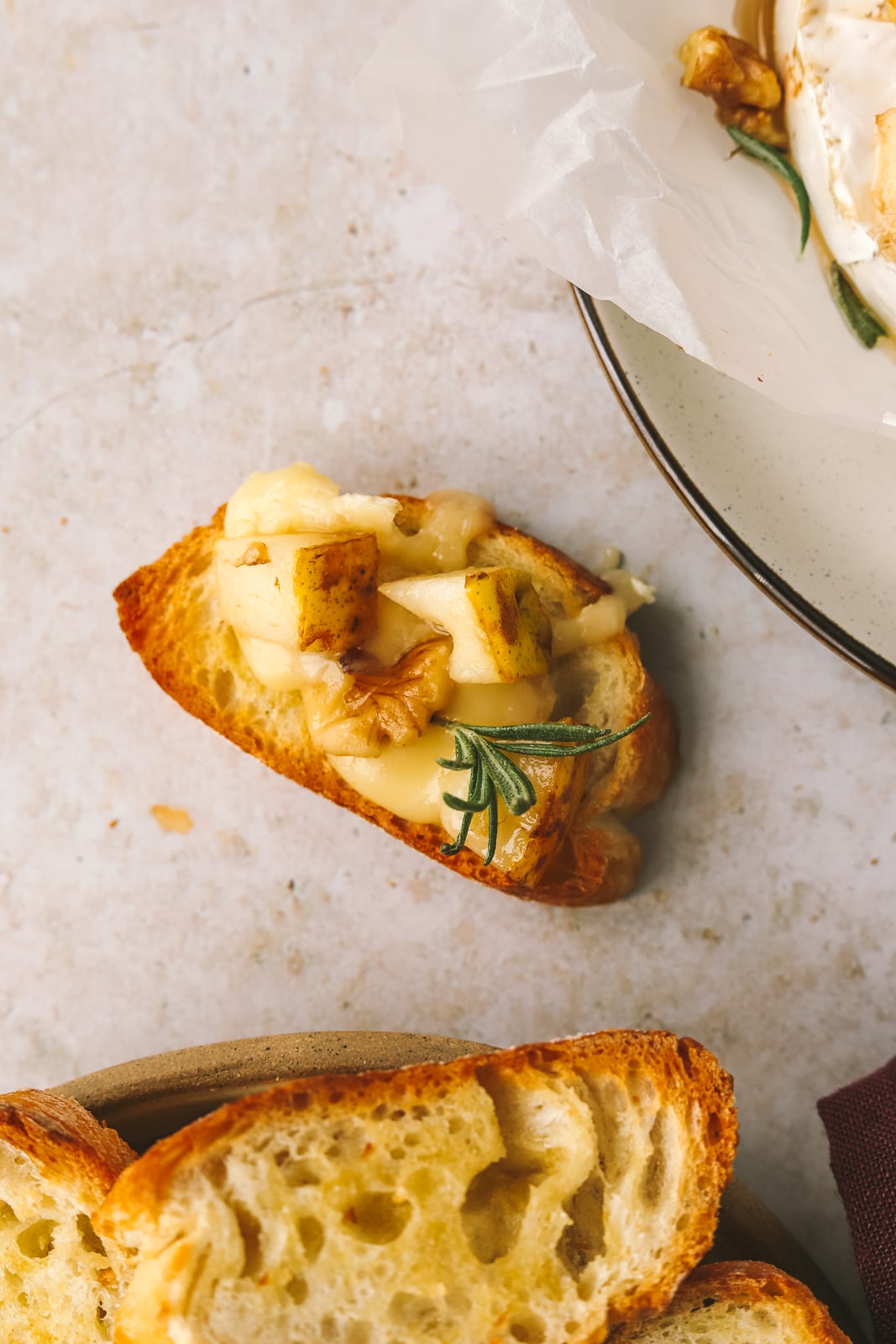 baked brie on crostini