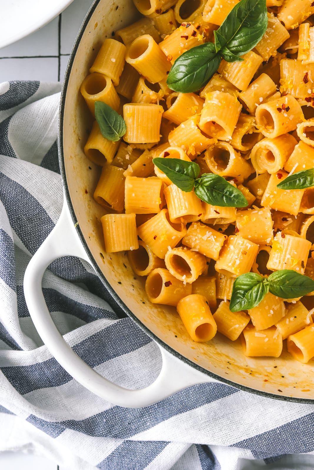 lemon garlic pasta in a large pot