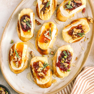 overhead of brie crostini on serving tray