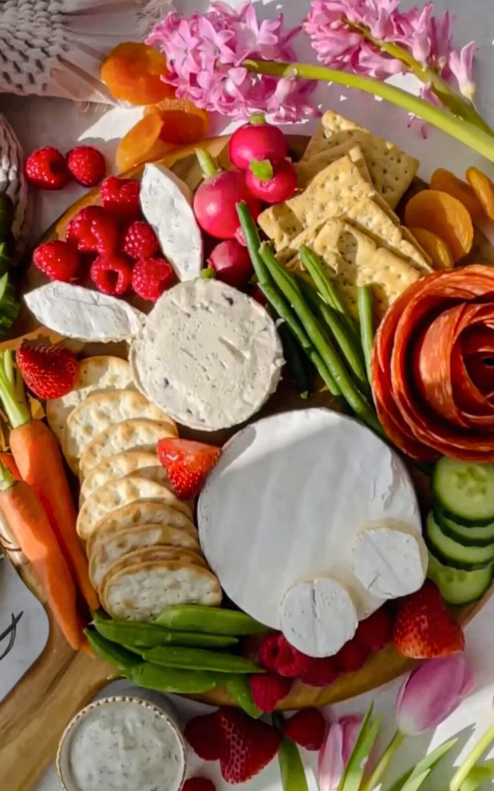 Cute Easter charcuterie board ideas