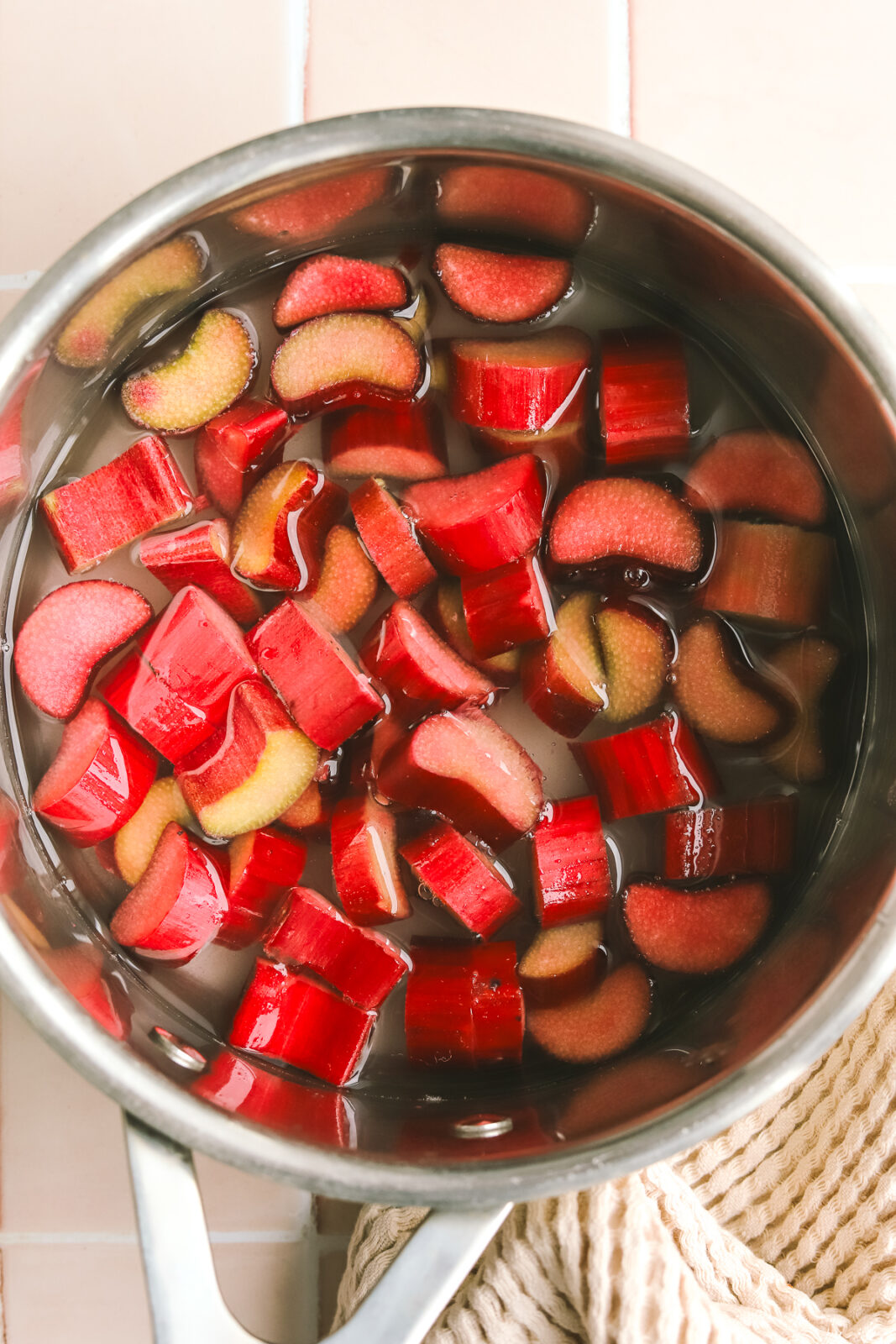 pot with rhubarb pieces, water and sugar