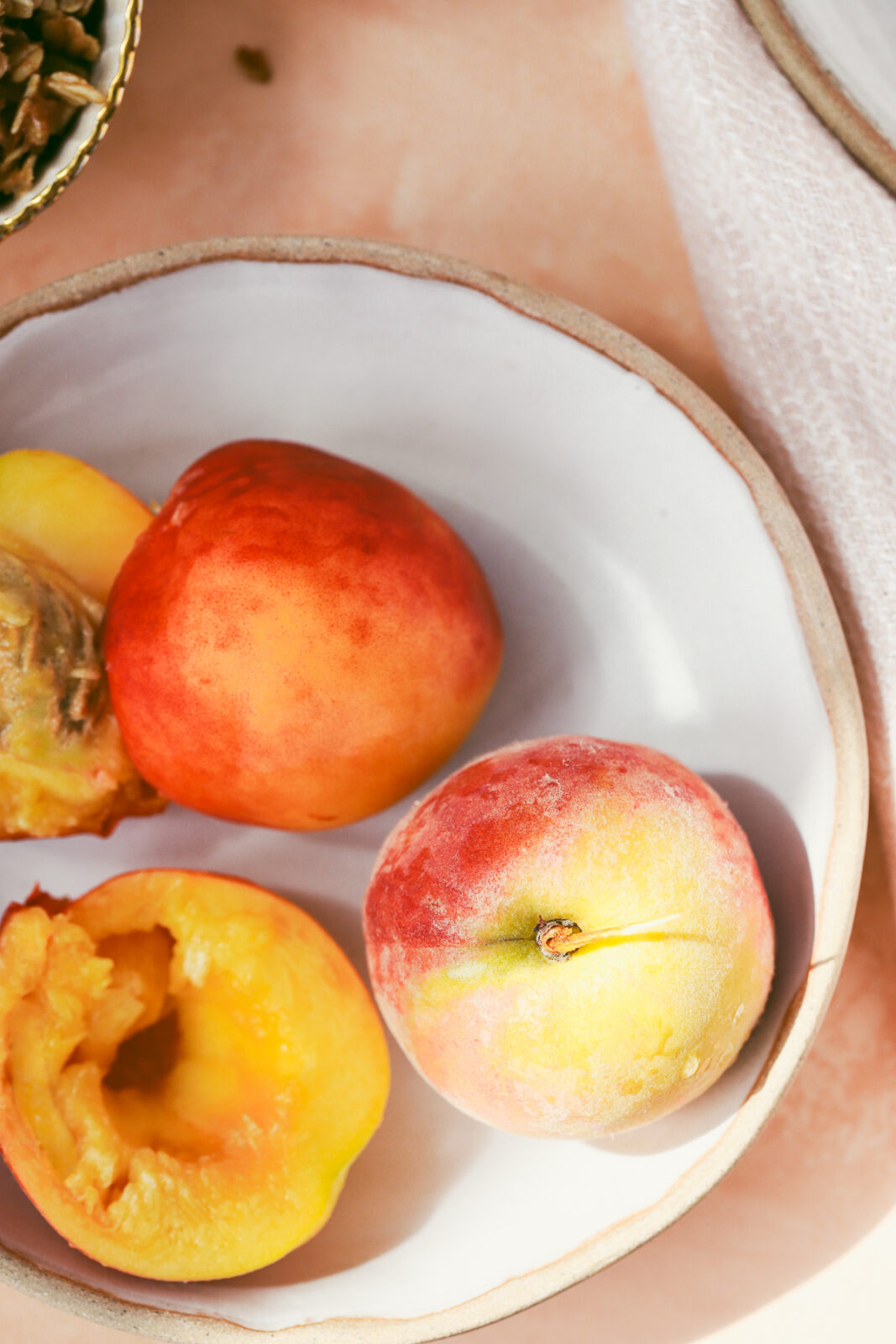peaches in a bowl